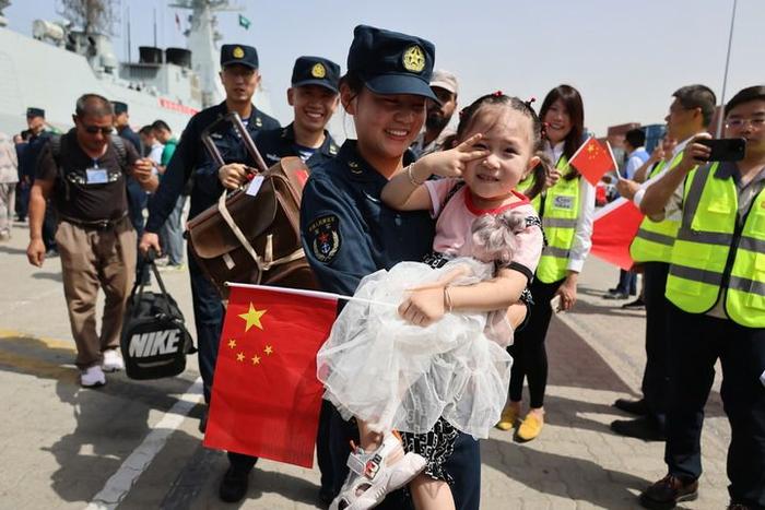 在沙特阿拉伯吉达港,中国海军女兵护送一名从苏丹撤离儿童(2023年4月27日摄)。新华社记者 王海洲 摄