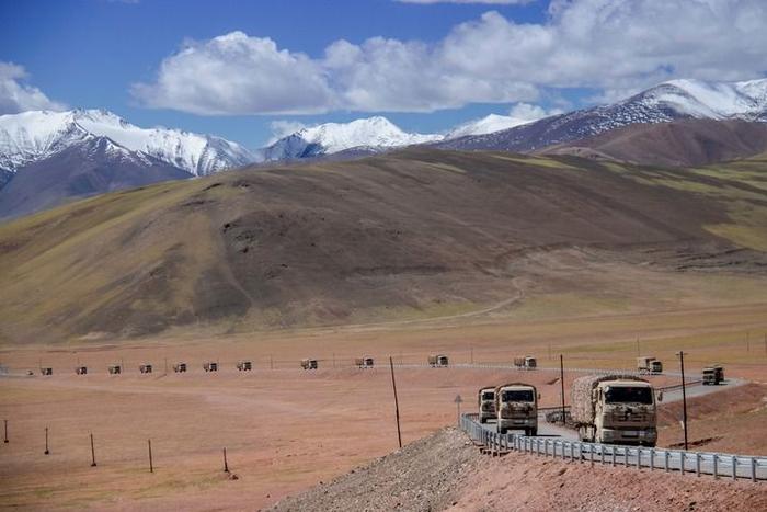 西宁联勤保障中心某旅官兵在海拔4300米的雪域高原执行运输保障任务(2023年1月3日摄)。新华社发(孟钊 摄)