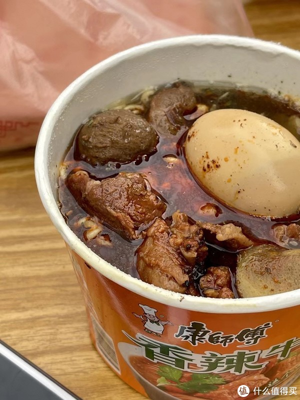 街边泡面加肉是一种常见的简单快捷的街头小吃