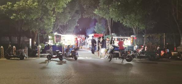             翔方公路胜辛路附近，烧烤炸串摊位多  钱文婷  摄          