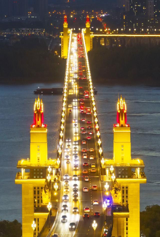 航拍南京长江大桥迷人夜景