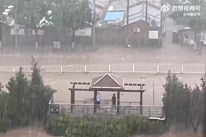 7月31日，北京门头沟龙泉西公交场附近河水上涨，路上的积水像河流一样。@中国天气 图