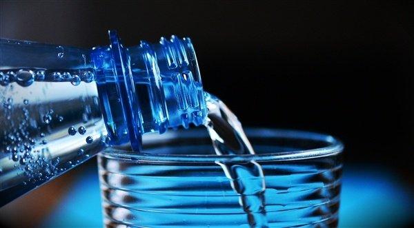 20块钱一瓶的水是不是智商税，自来水加工的瓶装水能喝吗？