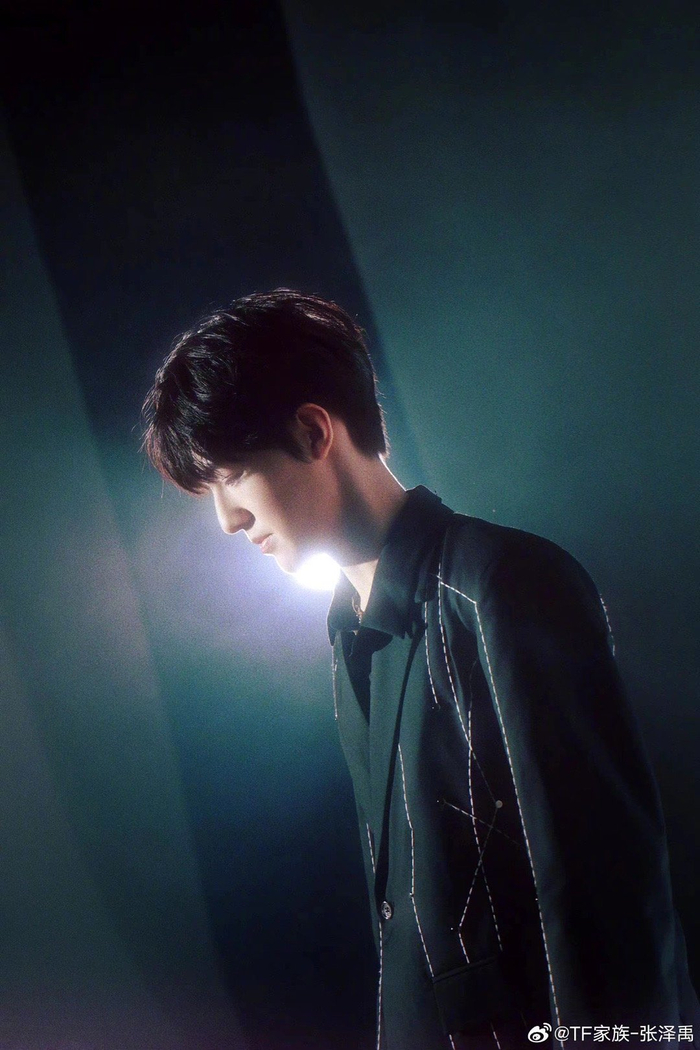 必须守护泽禹哥哥的绝美侧脸!|张泽禹_新浪新闻