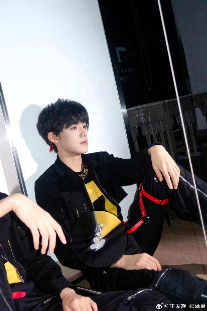 tf家族-张泽禹侧脸党来袭!必须守护泽禹哥哥的绝美侧脸!
