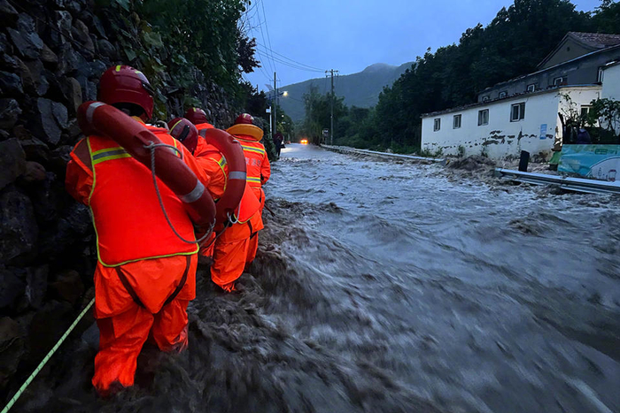 热闻丨北京强降雨70小时多路救援队伍驰援暴雨中他们闻汛而动