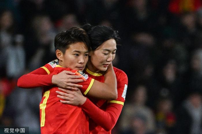 王霜（左）为中国女足罚进了点球。