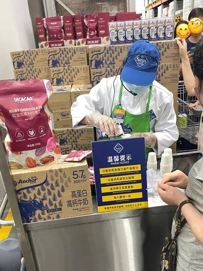 只要试吃摊一出来，附近游荡的人们便会迅速排队。（图/花淇心摄）