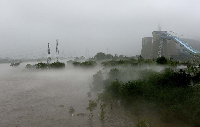 2023年8月1日，北京永定河上游，凶猛的泄洪顺利通过石景山区莲石湖段，行洪过程中，水面上升起浓雾。