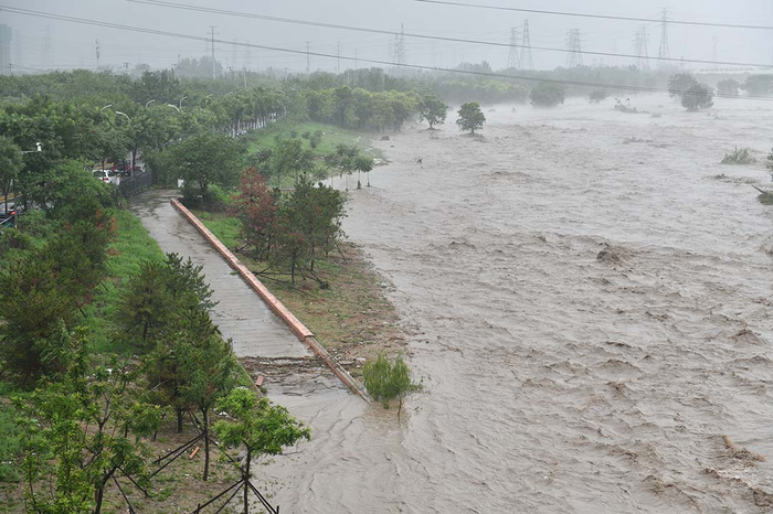 2023年8月1日，北京，受连续多日强降雨影响，永定河水位高涨，漫过堤岸。