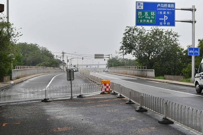 2023年8月1日，北京，永定河开闸泄洪，目前卢沟新桥已封闭。