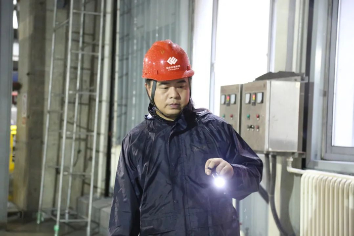 图为山东寿光公司维护人员雨中进行排查