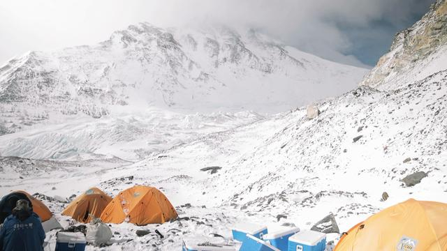 东绒布冰川海拔6350米处营地 澎湃新闻记者 邹桥 图