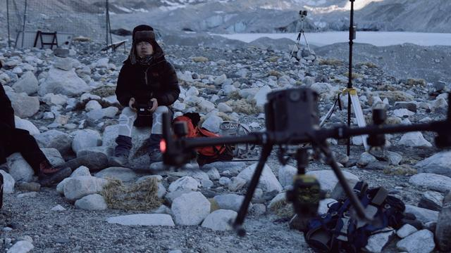 兰州大学资源环境学院副教授高坛光在尝试起飞无人机 澎湃新闻记者 邹桥 图