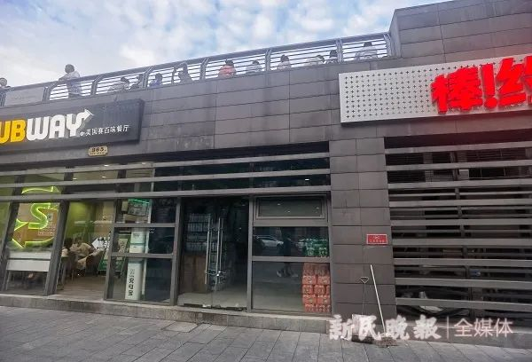 记者实地探访不久，百事可乐公司向外滩饮料流动服务车供货的这个仓库就久锁未开。