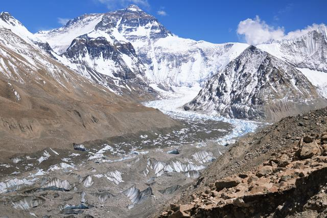 中绒布冰川冰塔林末端相比百年前退缩数公里 澎湃新闻记者 邹桥 图