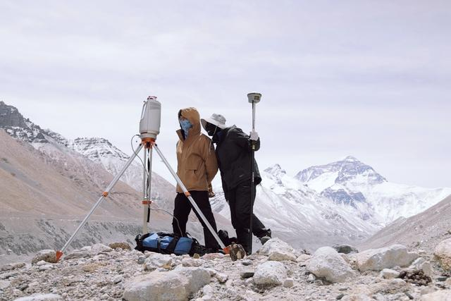 中国科学院西北生态环境资源研究院博士研究生薛雨昂在开展地形测量工作 澎湃新闻记者 邹桥 图