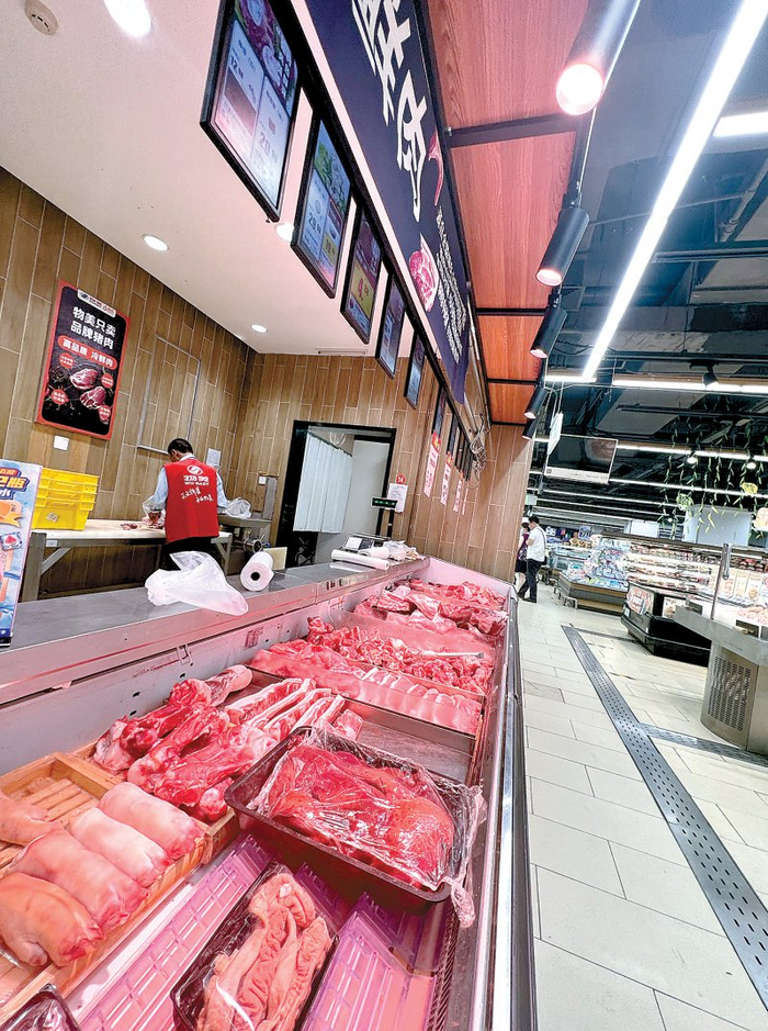 超市鲜肉区用红光灯照射。