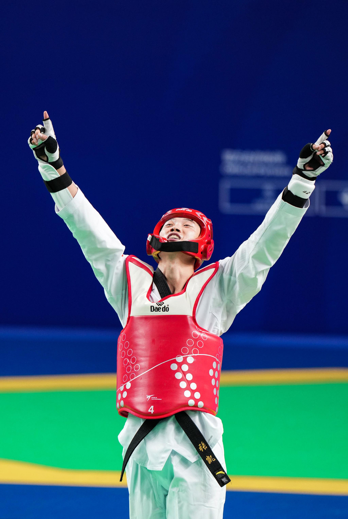 8月1日,张凯(右)与徐健宇在比赛中.