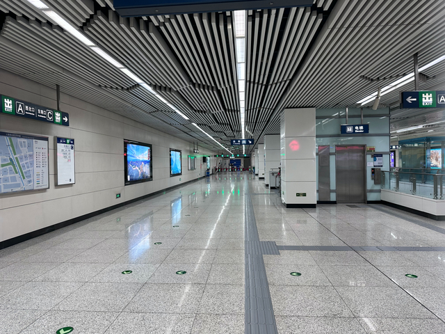 下午6点，郭钰从火器营地铁站出站，大厅空无一人 受访者供图