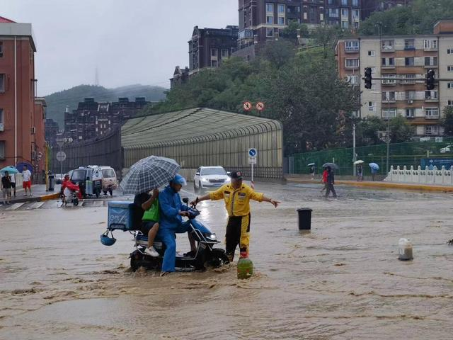 7月31日，北京公羊救援队队员在门头沟区指挥行驶车辆 受访者供图