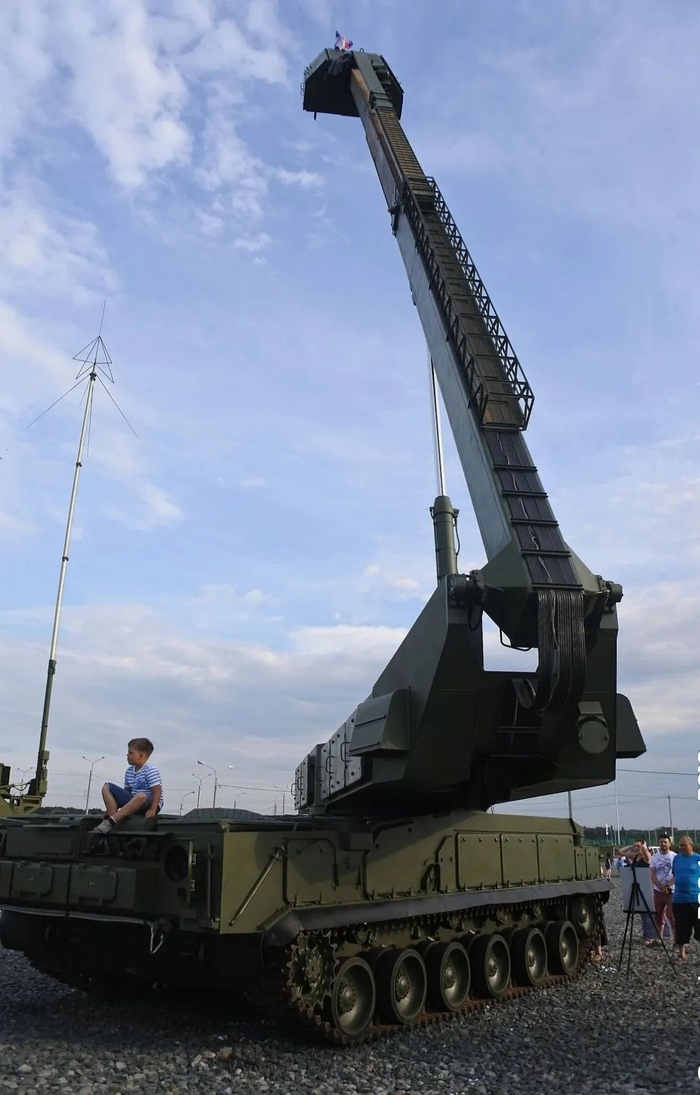 输入输出端,第二输出端连接至液晶显示器,第三输入输出端连接至baget