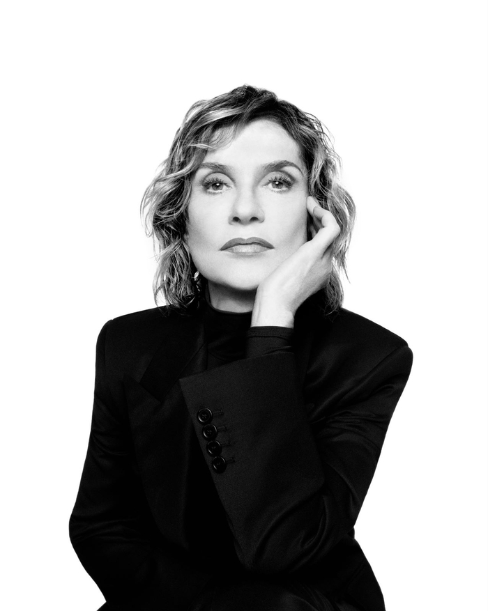 Isabelle Huppert 图片来源；巴黎世家