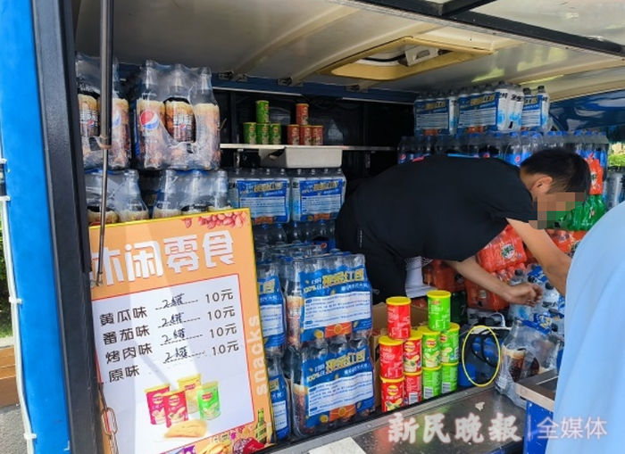 外滩饮料流动服务车上，水放在图中圈定位置，遮遮掩掩下，游客不一定能看到。