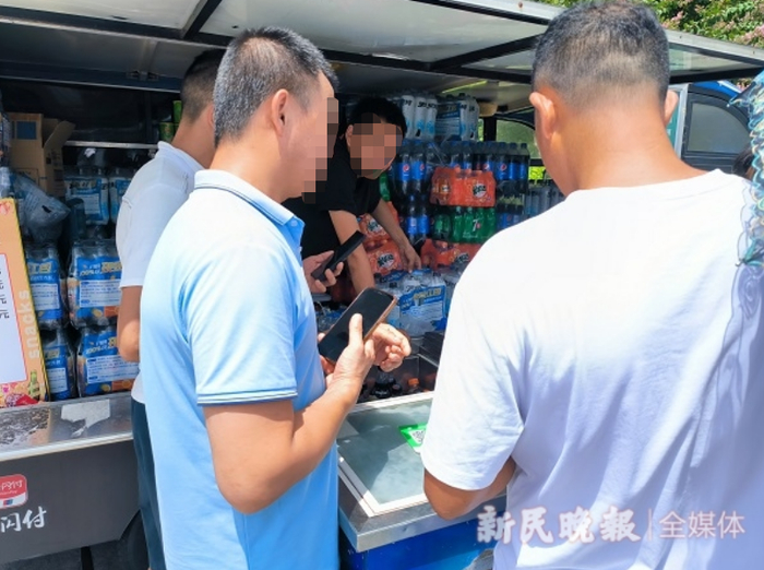 游客在外滩饮料流动服务车前购买饮料。