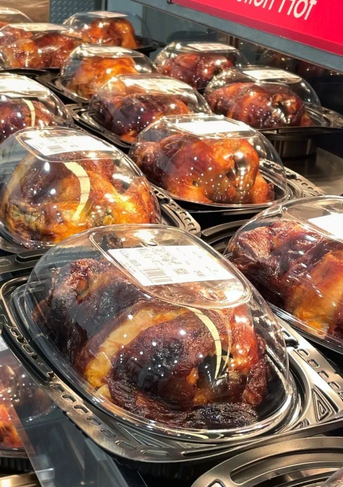 不少人在大分量熟食区犹豫，担心吃不完。（图/花淇心摄）