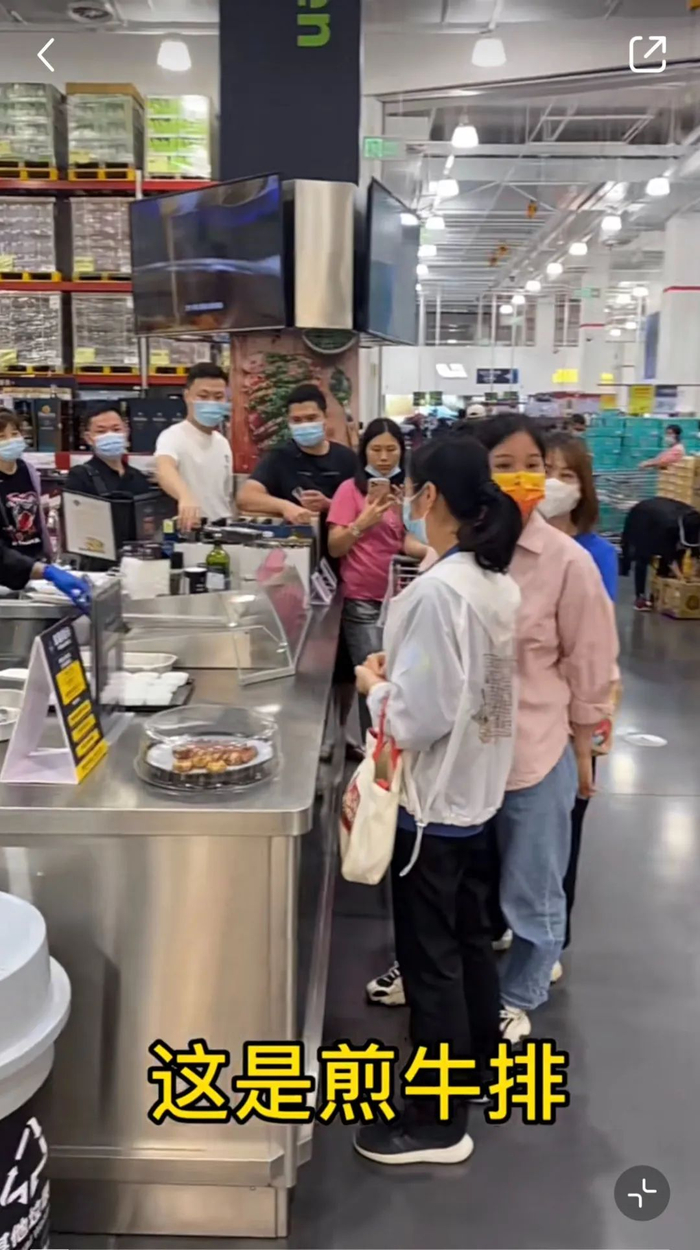 大型吃饭现场。（图/小红书@大铉哥）