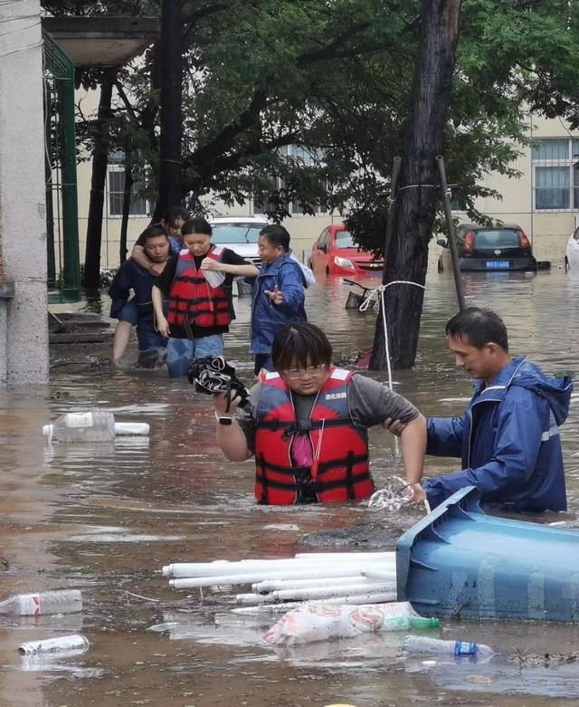 7月31日，房山强降雨导致人员被困，燕山石化队队员转移被困群众 受访者供图
