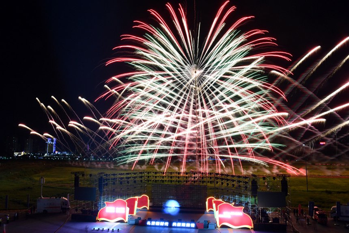 江西上栗:烟花绽放 礼敬"八一"|国防教育|江西省_新浪新闻