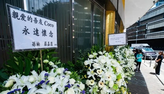 让我们一起来重温她的歌，用歌声和她告别
