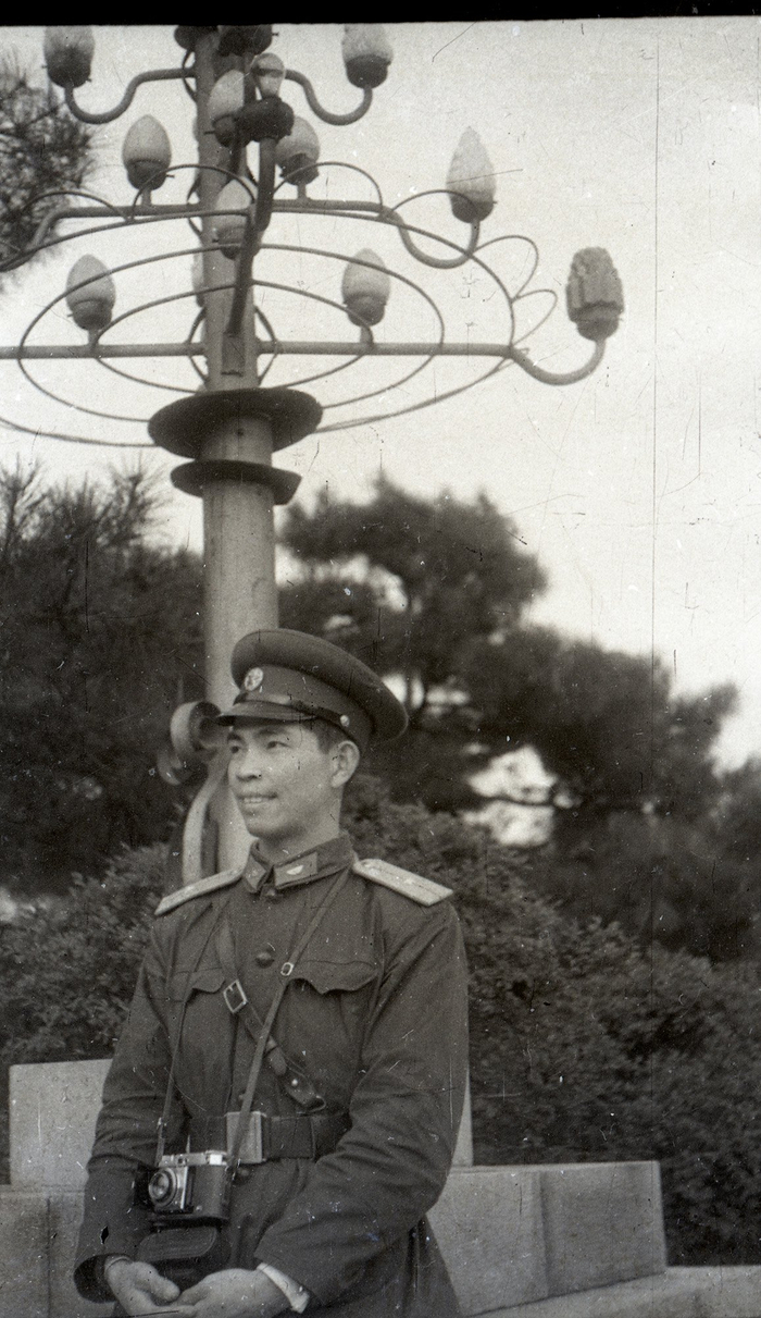 五十年代的父亲，他的脖子上挂着白求恩赠予他的莱丁娜相机