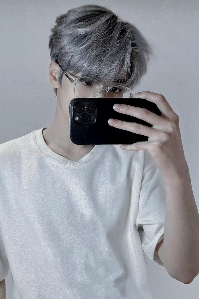 严浩翔银发好苏啊,一整个被他帅到了,氛围感拉满,这谁能不爱|严浩翔