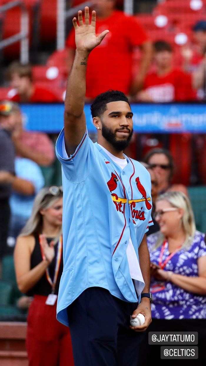 塔图姆携deuce为圣路易斯红雀队开球……|塔图姆|圣路易斯红雀队|杰森