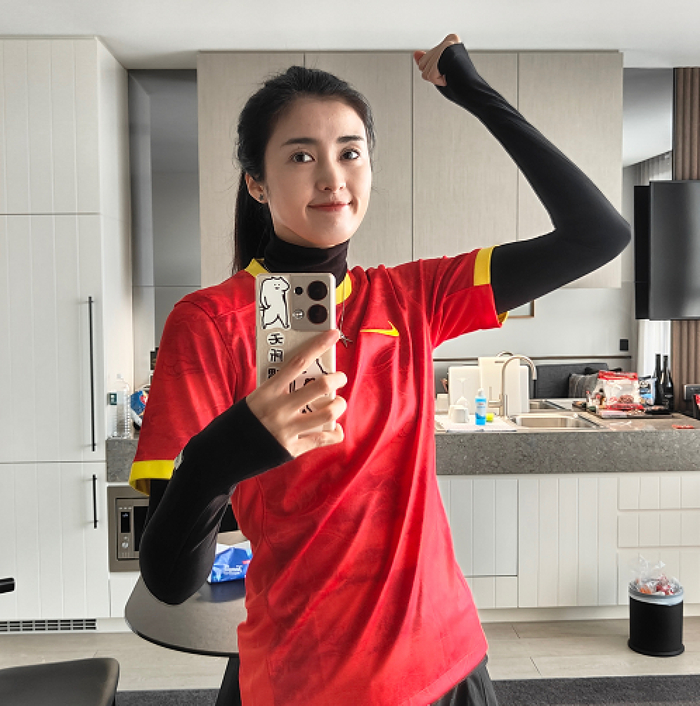 赵丽娜看台崩溃,掩面落泪痛哭流涕,直呼没想到惨败|中国女足|赵丽娜