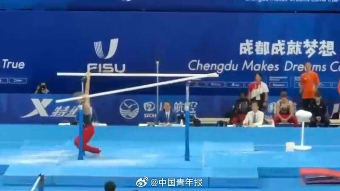 运动员热身时双杠一头下沉官方说明来了