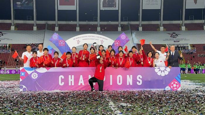 历城二中女足勇夺第27届世界中学生足球锦标赛女子组冠军。 图片来源：@人民日报体育