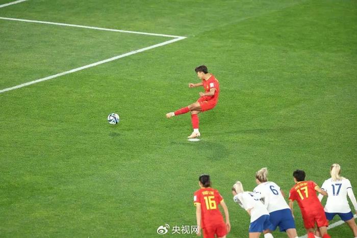 8月1日，中国队球员王霜（上）在比赛中主罚点球。新华社记者丁旭摄