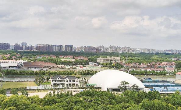             宝山网球纪体育公园的气膜篮球馆外壳在烈日下反光刺眼          