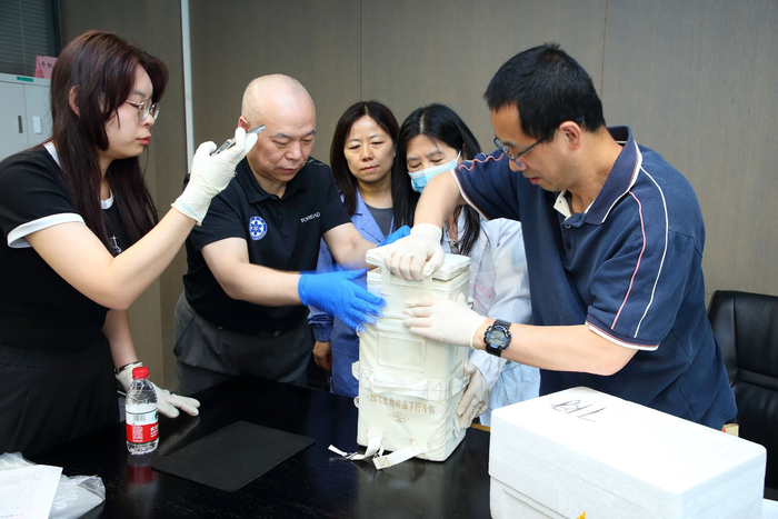 中国空间站第四批空间科学实验样品交接仪式现场