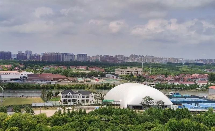 白天反光的气膜篮球馆