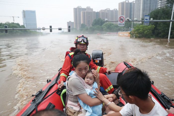 河北涿州:救援人员转移洪水围困群众|洪水|救援人员|王敬_新浪新闻