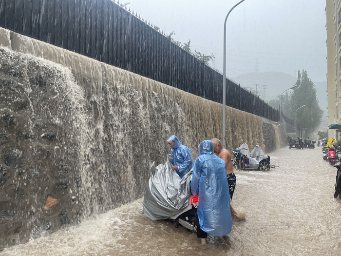 燕保·龙泉家园的西侧外墙遭遇山洪冲击