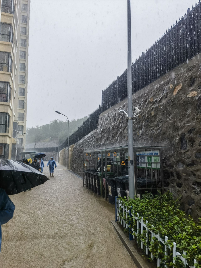 燕保·龙泉家园的西侧外墙遭遇山洪冲击