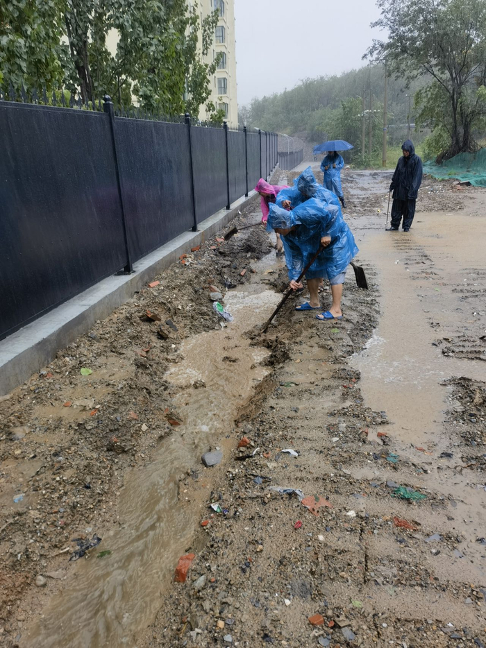 肖长坤和同事们填堵外墙漏点