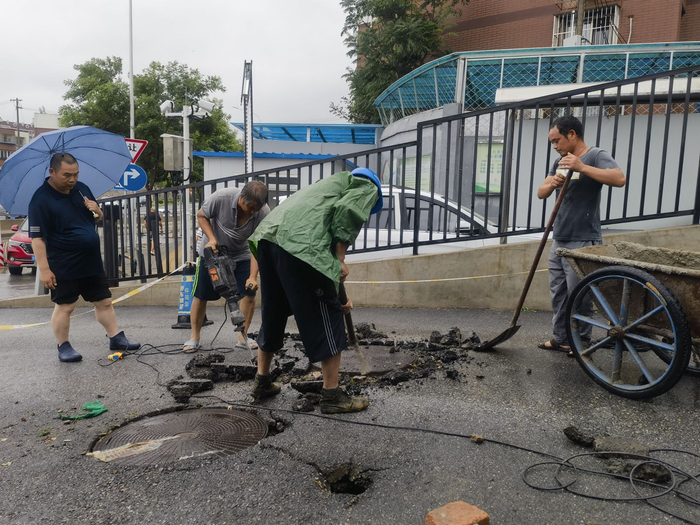 项目施工工人修复排水井