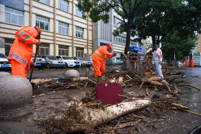　7月31日，在北京市门头沟区新桥大街，环卫工人在清理街头的杂物。&nbsp;新华社记者 鞠焕宗 摄
